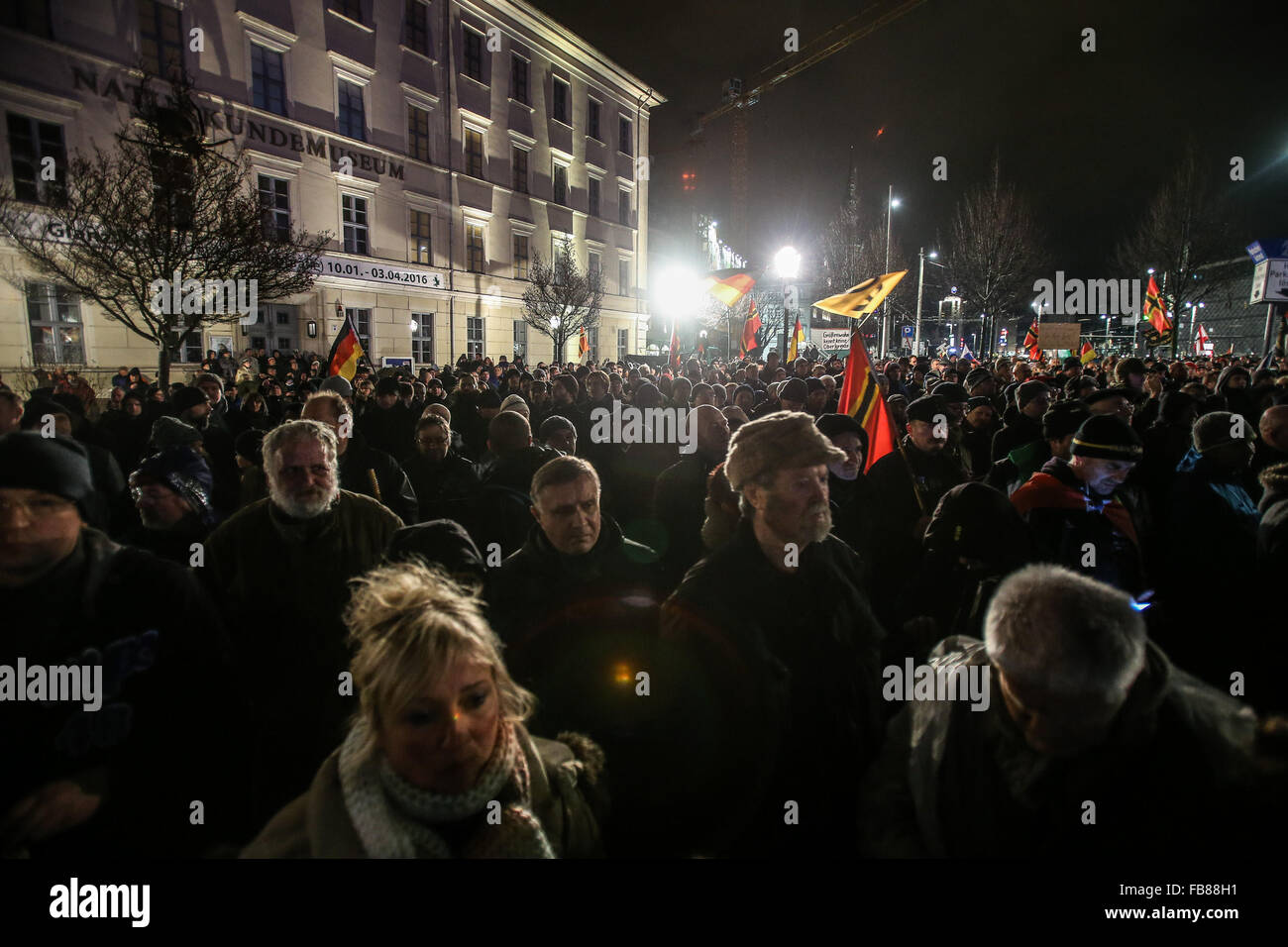 (160112)--LEIPZIG, Jan. 12, 2016(Xinhua) - Anhänger der "Leipziger Europäer gegen die Islamisierung des Abendlandes" (LEGIDA) eine Demonstration in Leipzig, Deutschland, am 11. Januar 2016 zu besuchen. (Xinhua/Zhang Fan) (Azp) Stockfoto