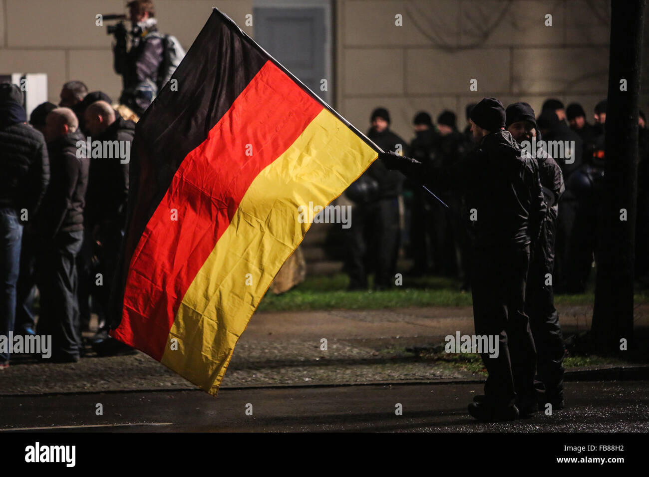 (160112)--LEIPZIG, Jan. 12, 2016(Xinhua) - Anhänger der "Leipziger Europäer gegen die Islamisierung des Abendlandes" (LEGIDA) mit einem Deutschlands nationalen Flagge eine Demonstration in Leipzig, Deutschland, am 11. Januar 2016 zu besuchen. (Xinhua/Zhang Fan) (Azp) Stockfoto