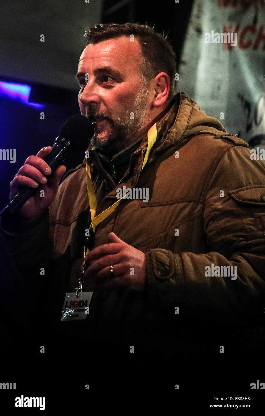 (160112)--LEIPZIG, Jan. 12, 2016(Xinhua)--Lutz Bachmann, Leiter der PEGIDA-Bewegung (Patriotischen Europäer gegen die Islamisierung des Abendlandes), bei einer Demonstration in Leipzig, Deutschland, am 11. Januar 2016 spricht. (Xinhua/Zhang Fan) (Azp) Stockfoto