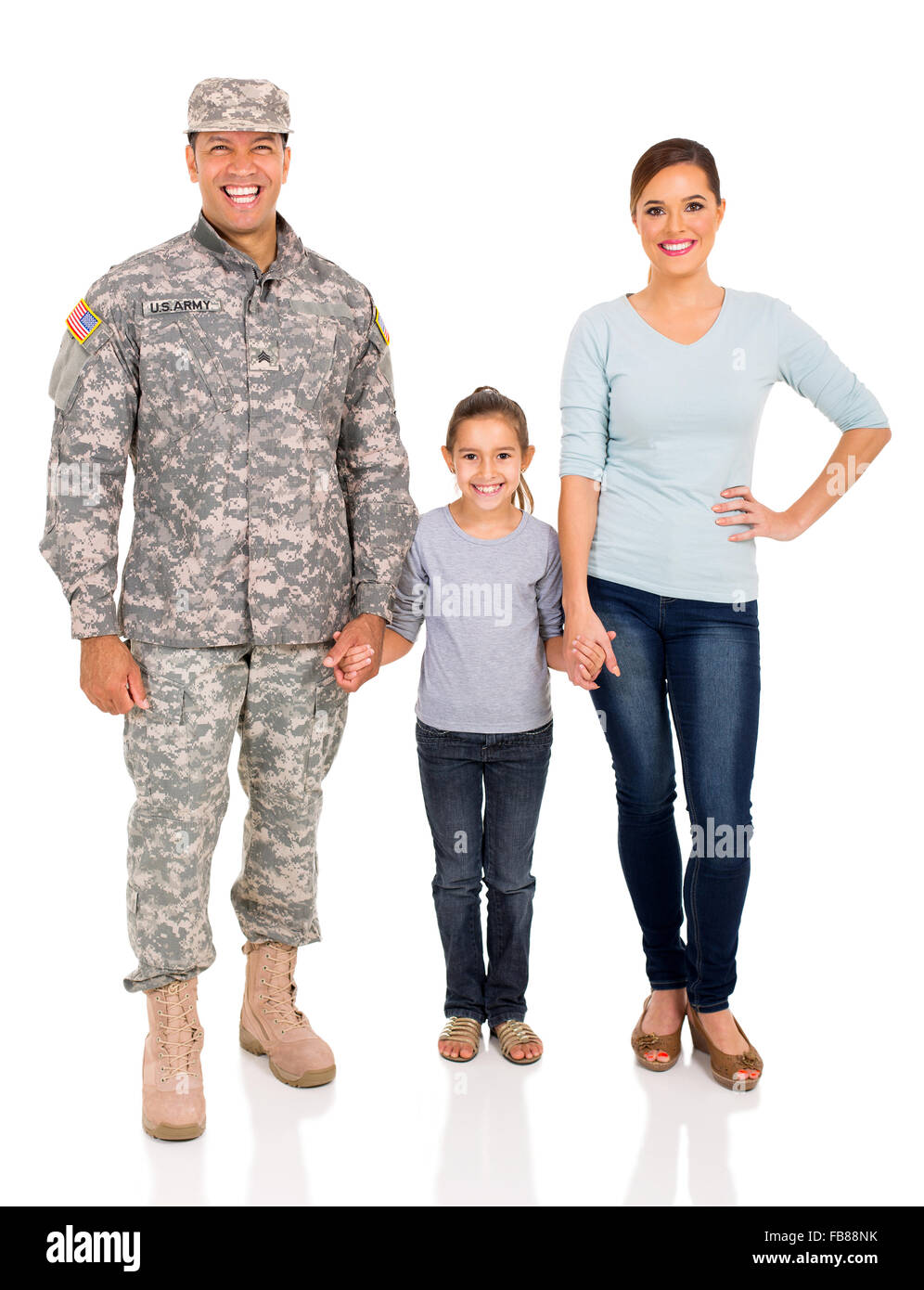 junge militärische Familie Hand in Hand auf weißem Hintergrund Stockfoto
