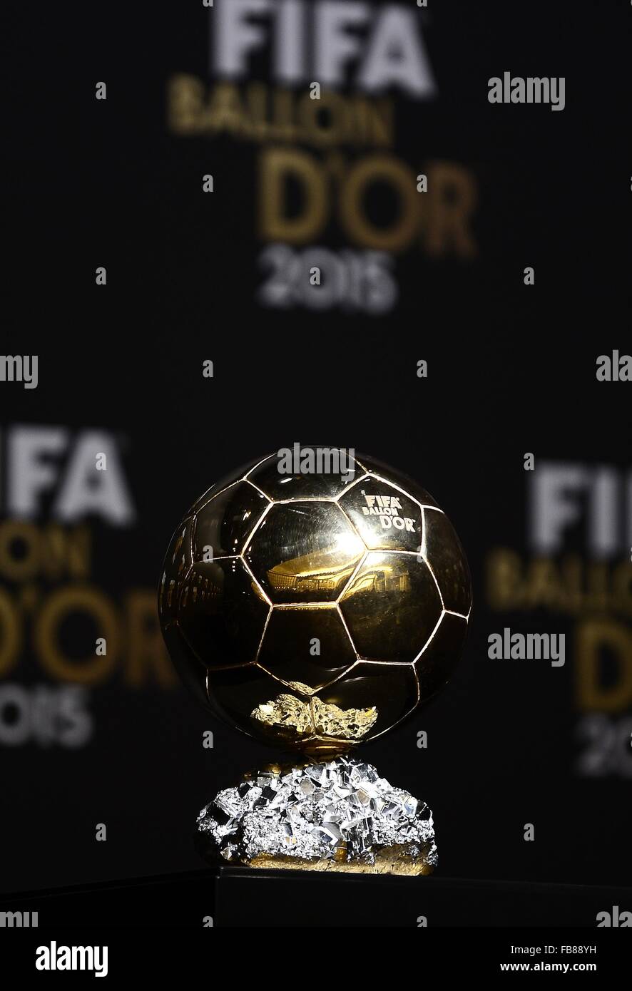 Zürich, Schweiz. 11. Januar 2016. Die FIFA Ballon Dor-Trophäe für den besten Fußballspieler 2015. Bildnachweis: Marcio Machado/ZUMA Draht/Alamy Live-Nachrichten Stockfoto