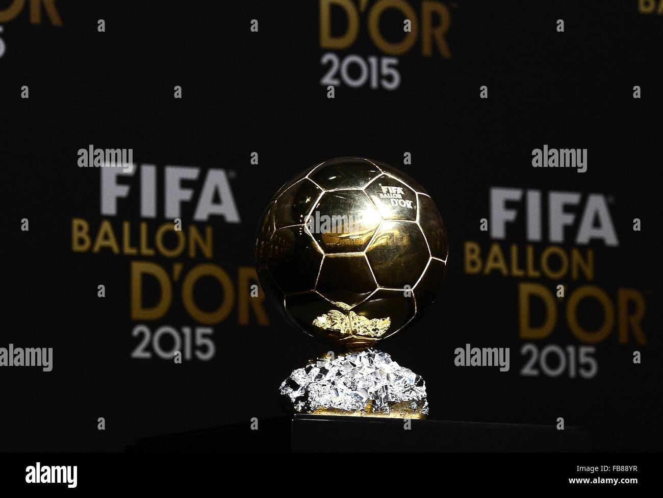 Zürich, Schweiz. 11. Januar 2016. Die FIFA Ballon Dor-Trophäe für den besten Fußballspieler 2015. Bildnachweis: Marcio Machado/ZUMA Draht/Alamy Live-Nachrichten Stockfoto