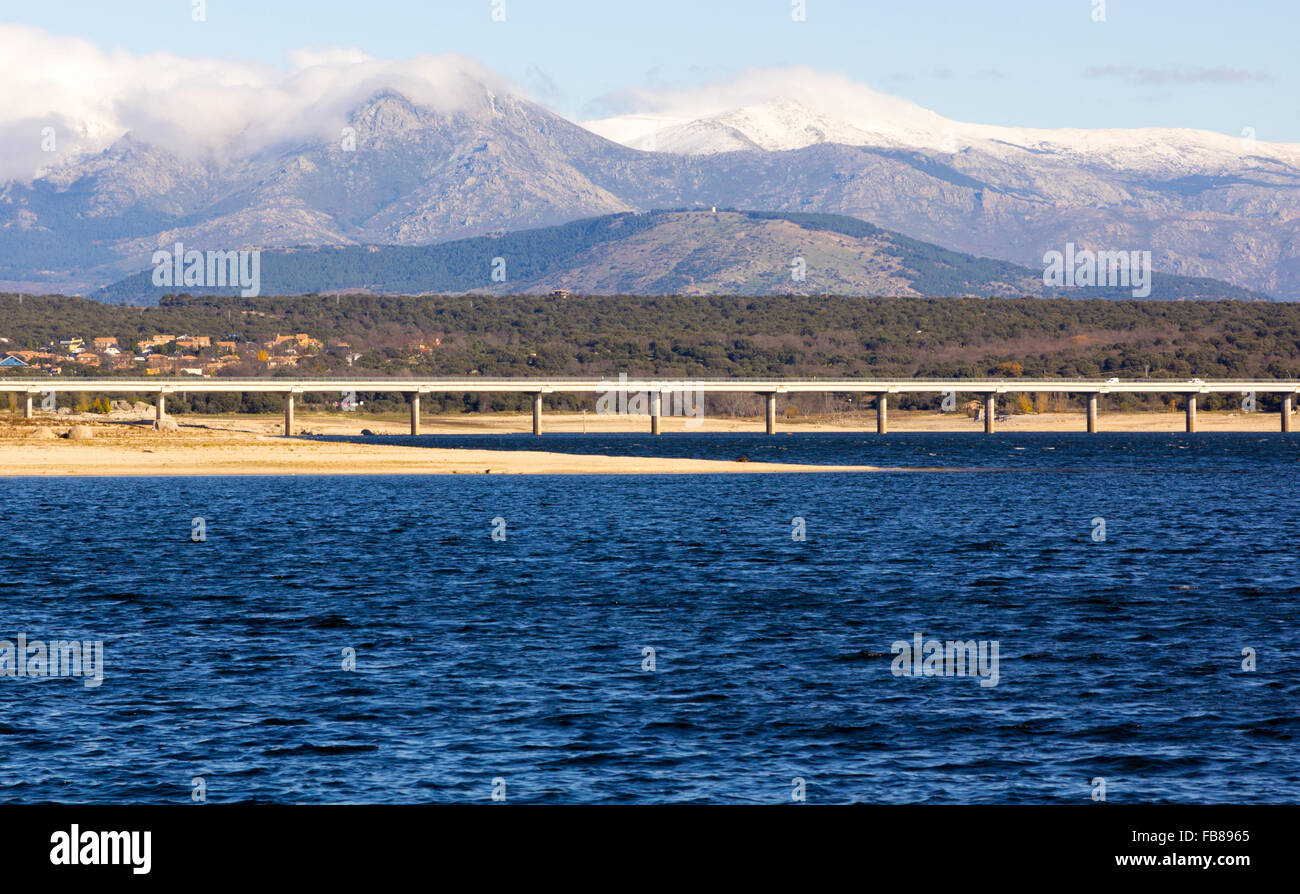 Ufer des großen Sees ValMayor, blauen Wasser in Madrid, Spanien Stockfoto