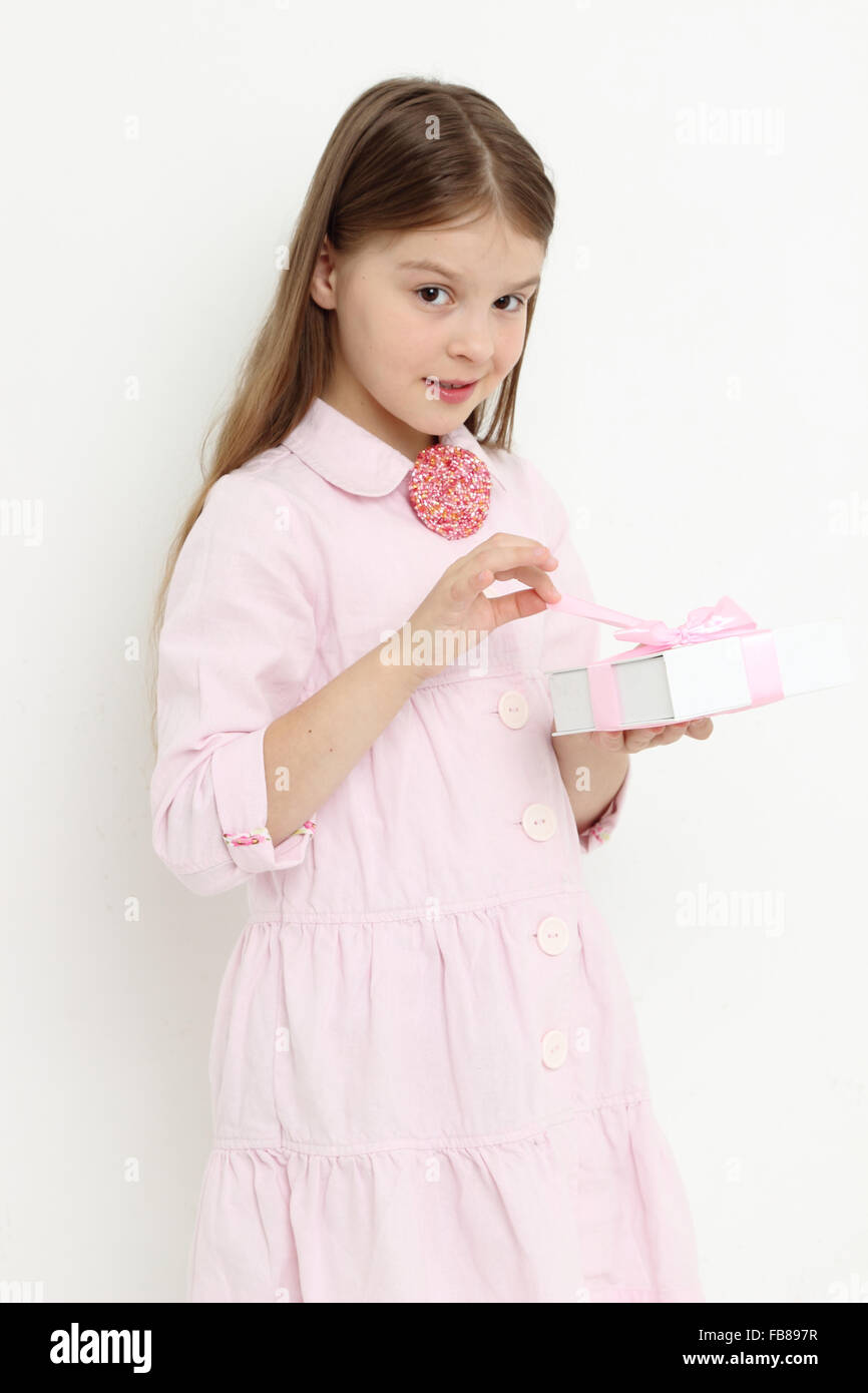 kleine Mädchen und Geschenkbox Stockfoto