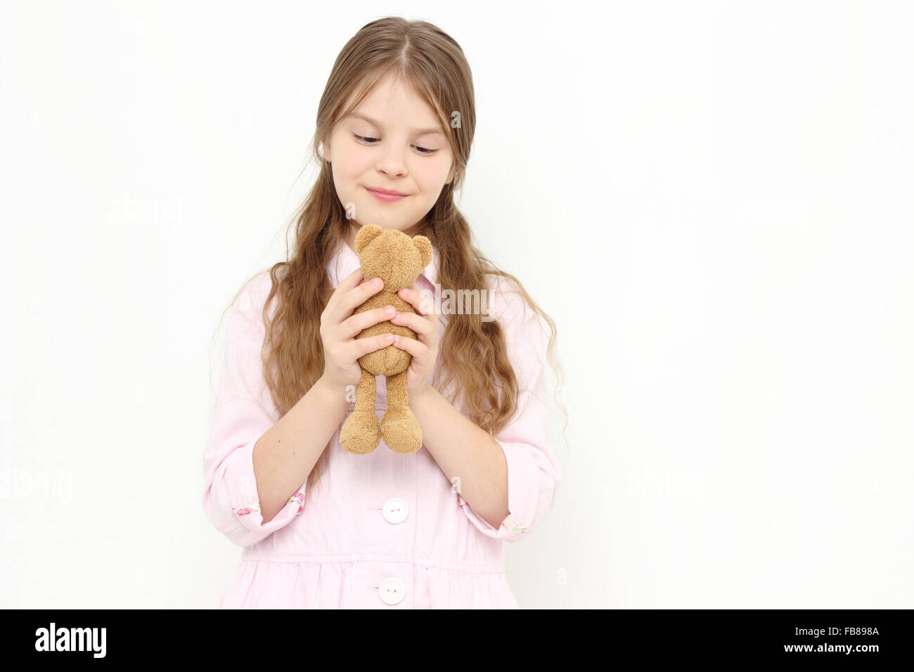 kleines Mädchen hält Spielzeug Bär Stockfoto