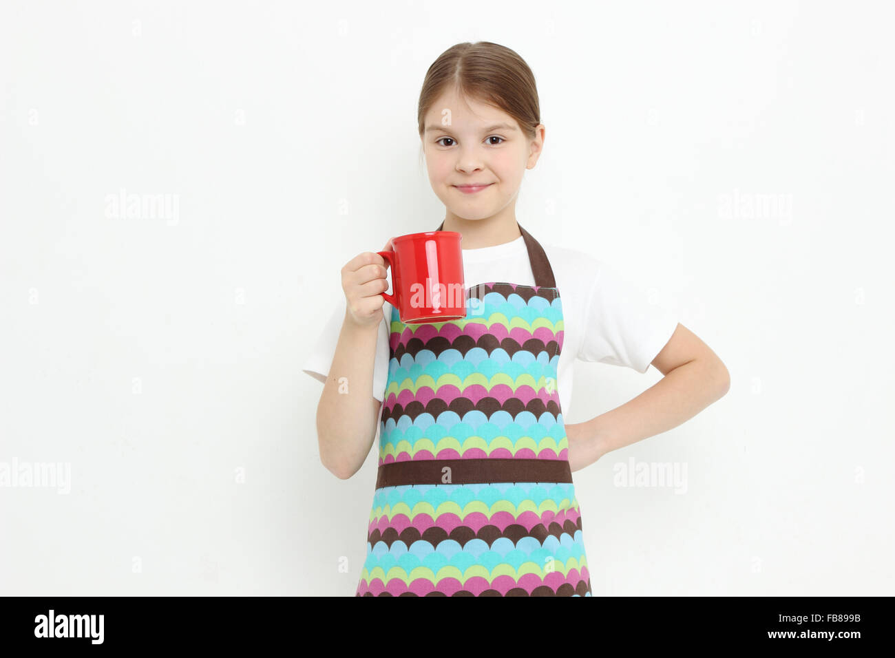 Kind mit roten Becher (Tasse) Stockfoto