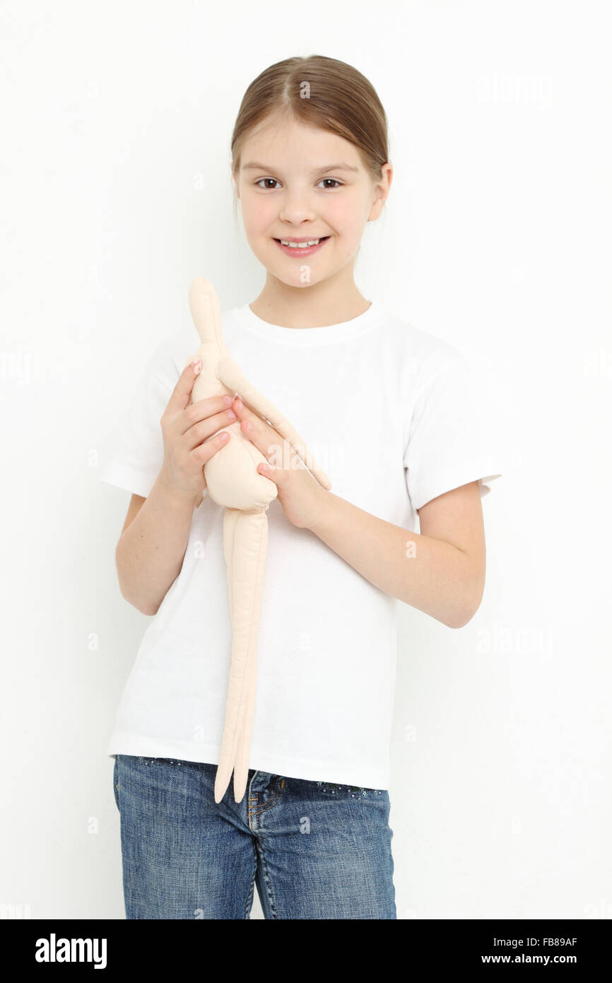 kleines Mädchen hält Textil Puppe Stockfoto