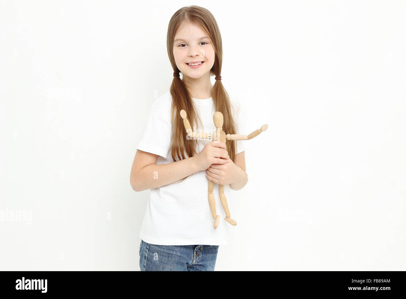 Europäische Mädchen Spielzeug Mann halten Stockfoto