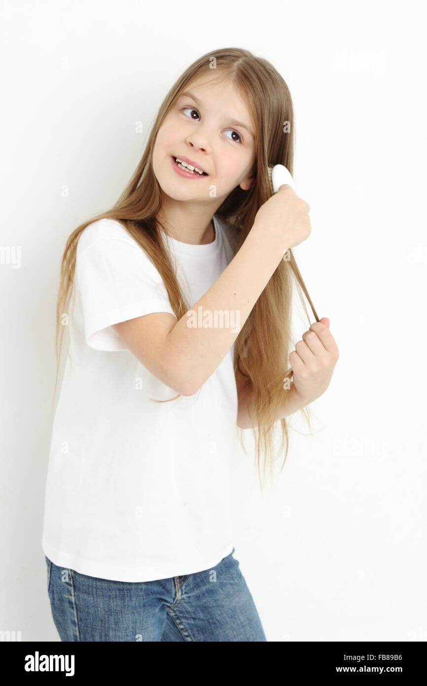 Smiley kleine Mädchen Pinselhaar Stockfoto