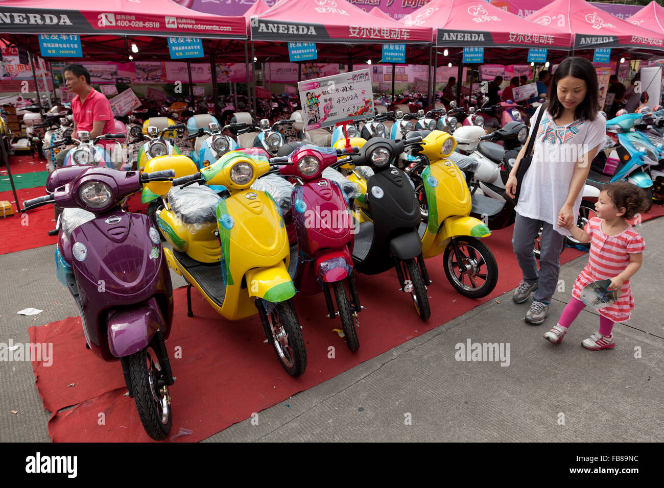 Elektro Mopeds oder Roller für den Verkauf auf einer Messe in einer chinesischen Stadt. Stockfoto