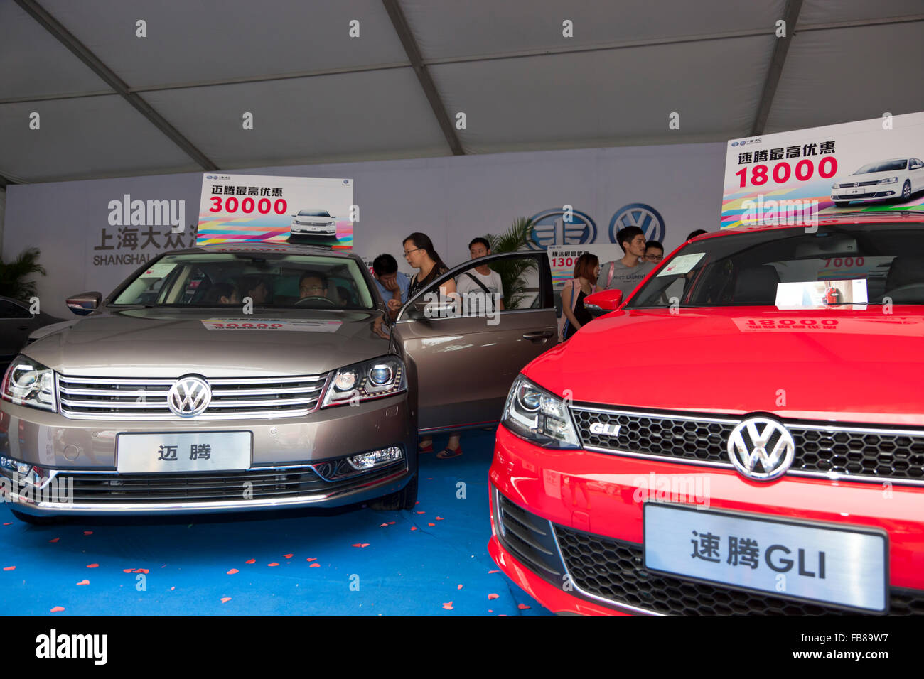 Besucher auf der Messe in China schauen Sie sich seriös und teure Autos, die zum Verkauf stehen. Stockfoto