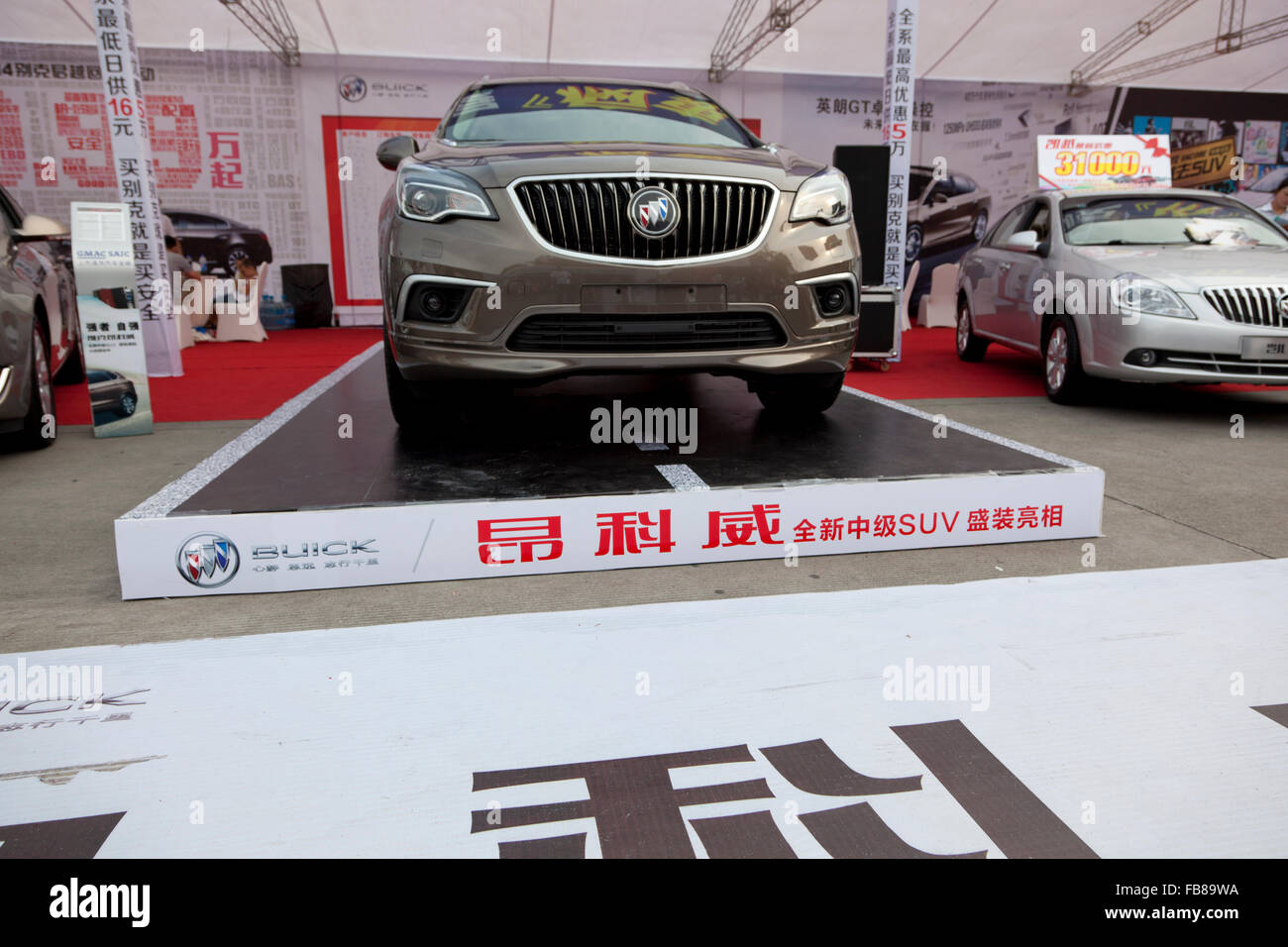 Marken- und teuren SUVs und Autos, die auf der Messe in einer chinesischen Stadt ausgestellt werden. Stockfoto