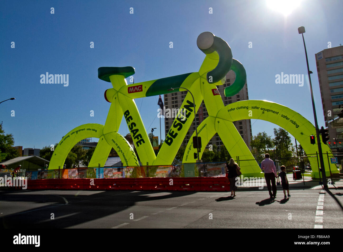 Adelaide, Australien. 12. Januar 2016. Eine riesige aufblasbare Fahrrad dominiert Victoria Square mit ein paar Tage zum Countdown der Santos Tour Down Under Bühne-Radrundfahrt in und um Adelaide, die am 16. Januar Credit beginnt: Amer Ghazzal/Alamy Live-Nachrichten Stockfoto