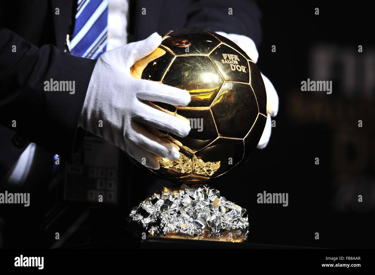 Zürich, Schweiz. 11. Januar 2016. Die FIFA Ballon Dor-Trophäe für den besten Fußballspieler 2015. Bildnachweis: Marcio Machado/ZUMA Draht/Alamy Live-Nachrichten Stockfoto