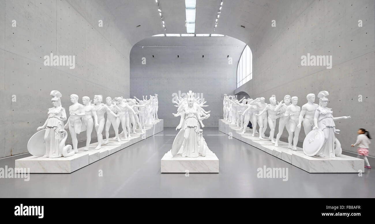Ausstellungshalle. Lange Museum West Bund, Shanghai, China. Architekt: Atelier Deshaus, 2015. Stockfoto