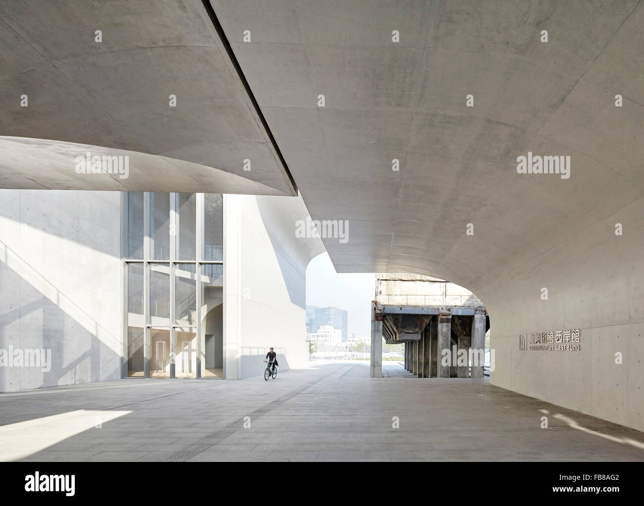 Gewölbten äußeren Betonstützen. Lange Museum West Bund, Shanghai, China. Architekt: Atelier Deshaus, 2015. Stockfoto