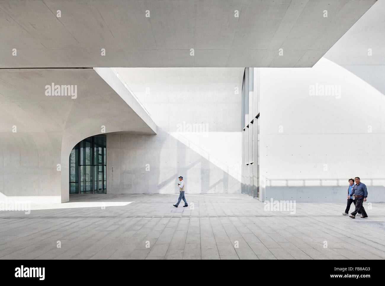 Gewölbte Betonstützen überdachte Zirkulation Räume zu schaffen. Lange Museum West Bund, Shanghai, China. Architekt: Atelier Deshau Stockfoto