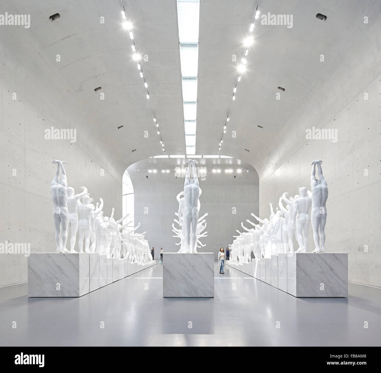 Ausstellungshalle mit Skulptur zeigen. Lange Museum West Bund, Shanghai, China. Architekt: Atelier Deshaus, 2015. Stockfoto