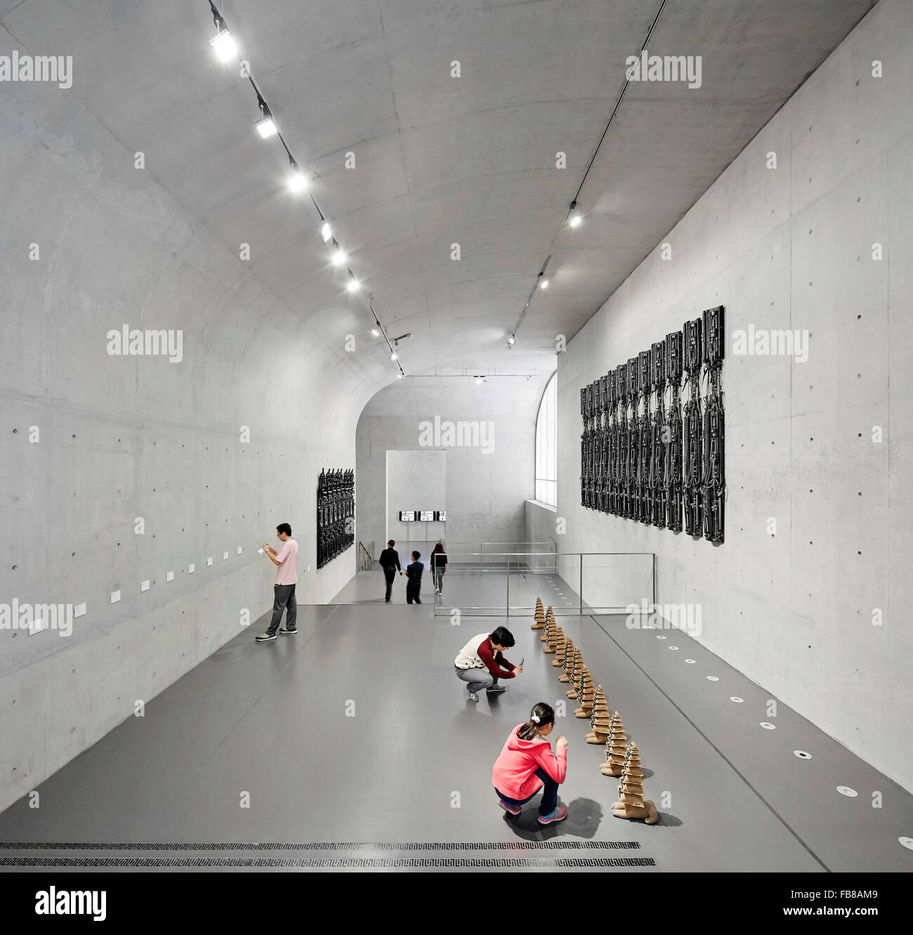 Gewölbte Halle. Lange Museum West Bund, Shanghai, China. Architekt: Atelier Deshaus, 2015. Stockfoto
