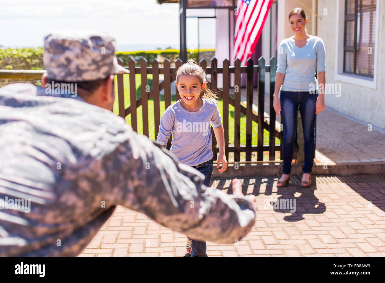 glückliche junge amerikanische militärische Familientreffen Stockfoto
