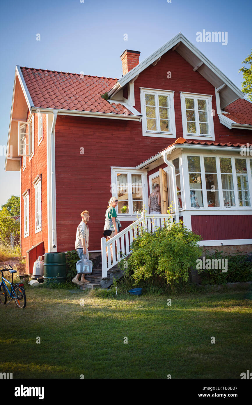 Schweden Uppland Stockholmer Scharen Svartloga Familie Kommen Zu Ihrem Ferienhaus Stockfotografie Alamy