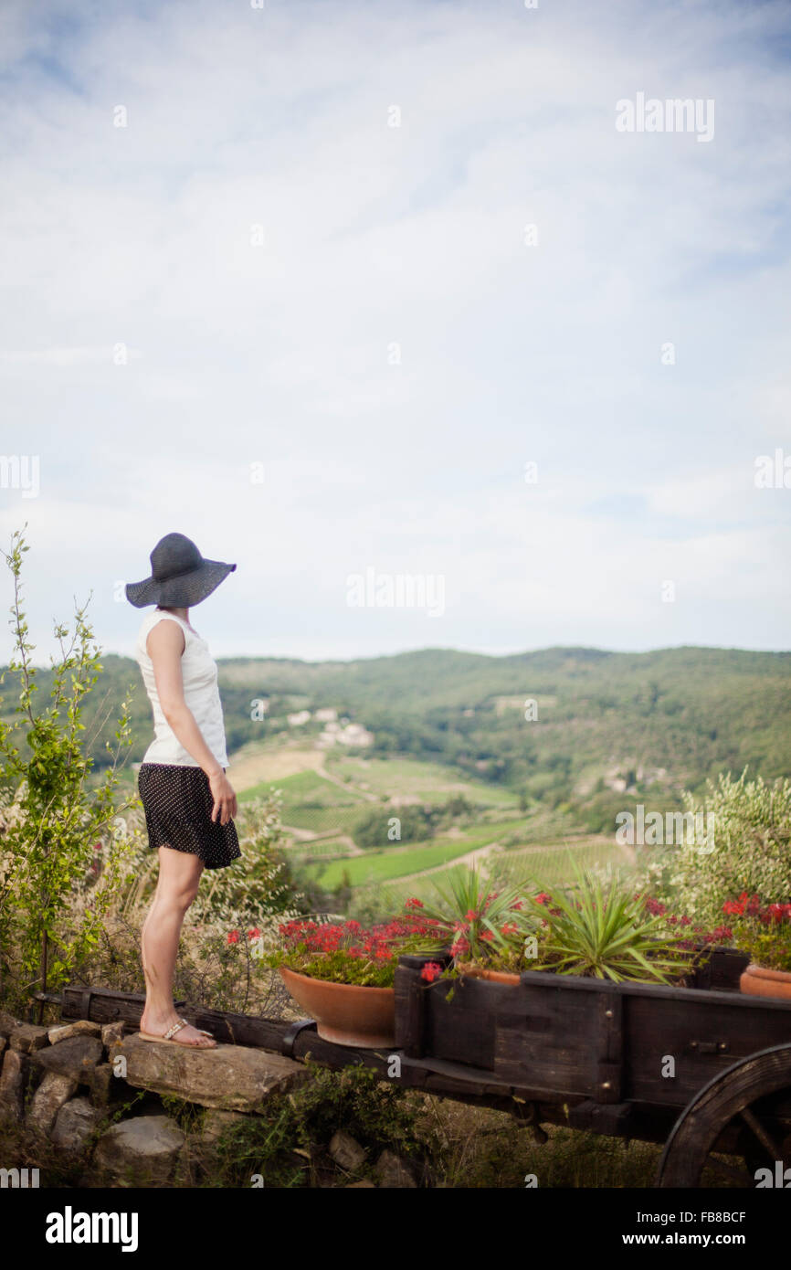 Italien, Toskana, Frau in schwarzen Hut betrachten Stockfoto