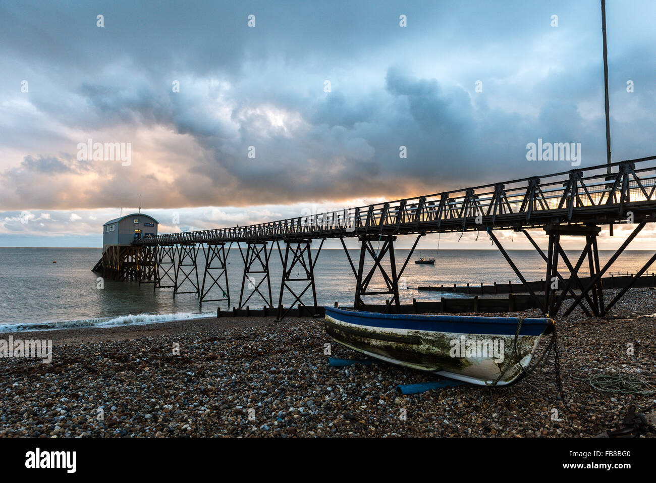 Selsey, West Sussex, UK. 11. Januar 2016. Sonnenuntergang in Selsey Lifeboat Station im April abgerissen werden soll. Bildnachweis: Julia Claxton/Alamy Live-Nachrichten Stockfoto