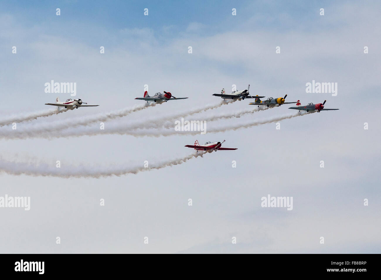 Aerostars aerobatic anzeigen Team in Farnborough International Airshow, Farnborough Airport, Rushmoor, Hampshire, YAK-50er Jahre, Englan Stockfoto