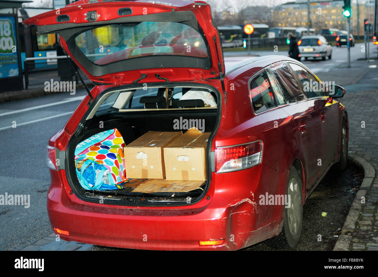 Auto mit offenem kofferraum Fotos und Bildmaterial in hoher Auflösung Alamy