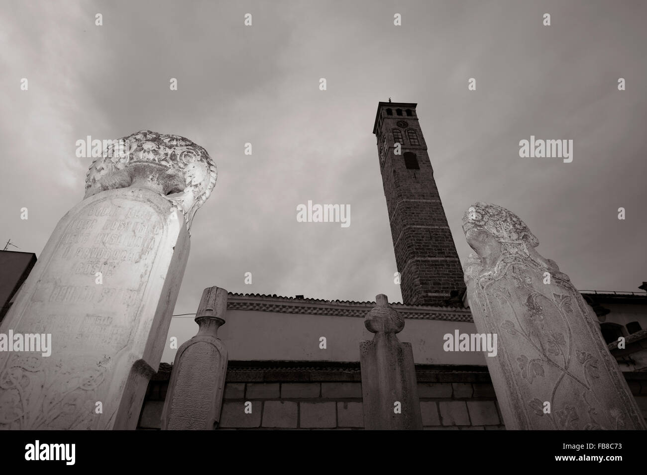 Sahat Kula (Uhrturm) und Gazi Husrev-Begova Dzamija (Gazi Husrev Bey Moschee), Stari Grad, Sarajevo, Kanton Sarajevo, werden Bosne ich Hercegovine, Bosnien und Herzegowina Stockfoto