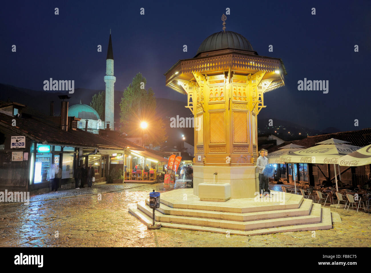 Sebilj und Bascarsijska Dzamija (Bascarsija Moschee), Stari Grad, Sarajevo, Kanton Sarajevo, werden Bosne ich Hercegovine, Bosnien und Herzegowina Stockfoto