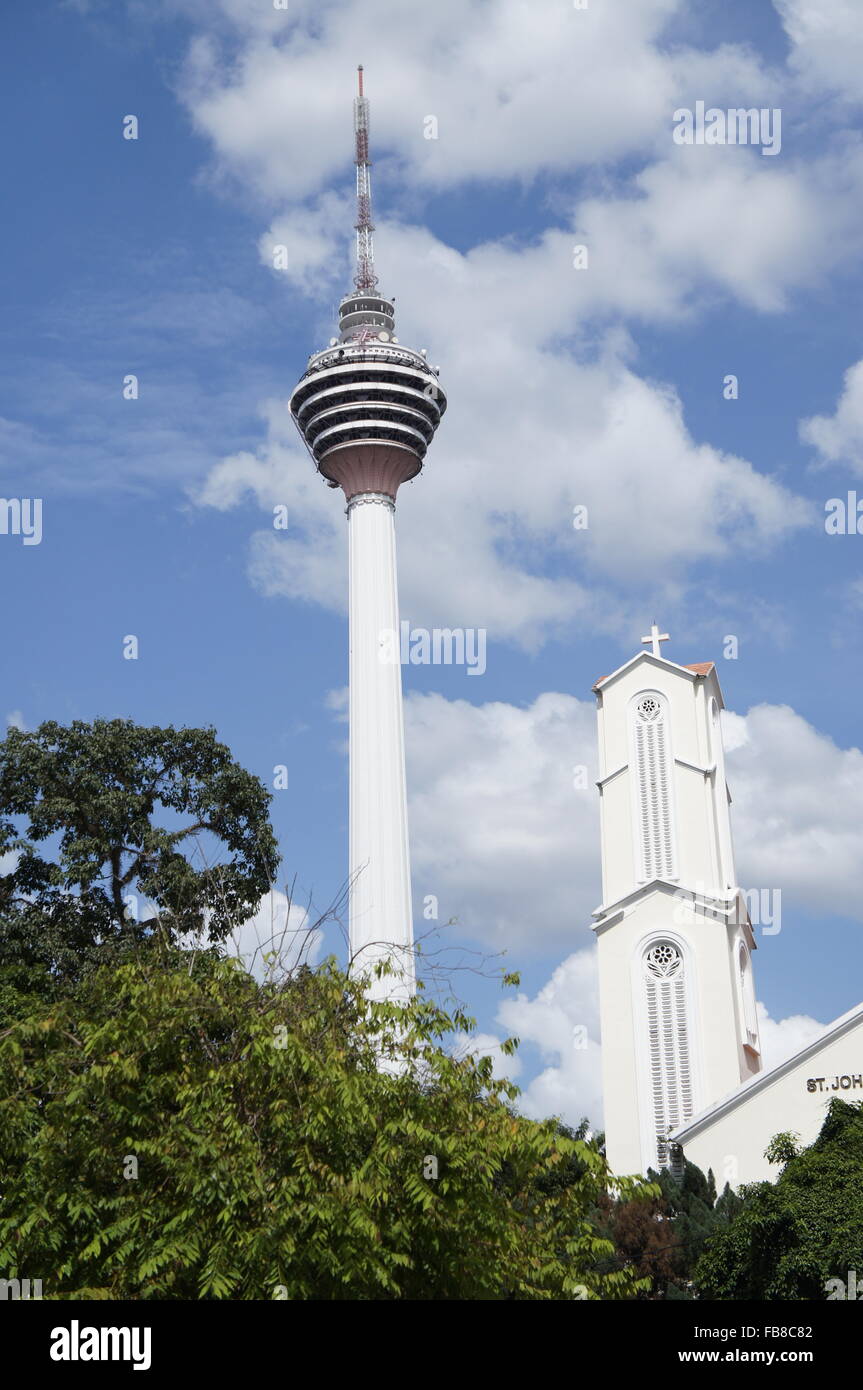 St.-Johannes Kathedrale in Kuala Lumpur, Malaysia mit KL Tower in der Nähe. Moderne Rassen multireligiösen Landes Stockfoto