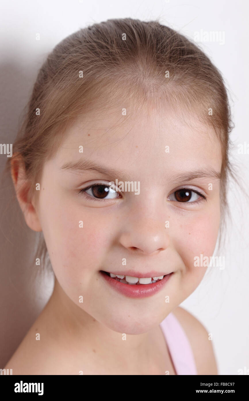 kleine Ballerina im Studio posieren vor der Kamera Stockfoto