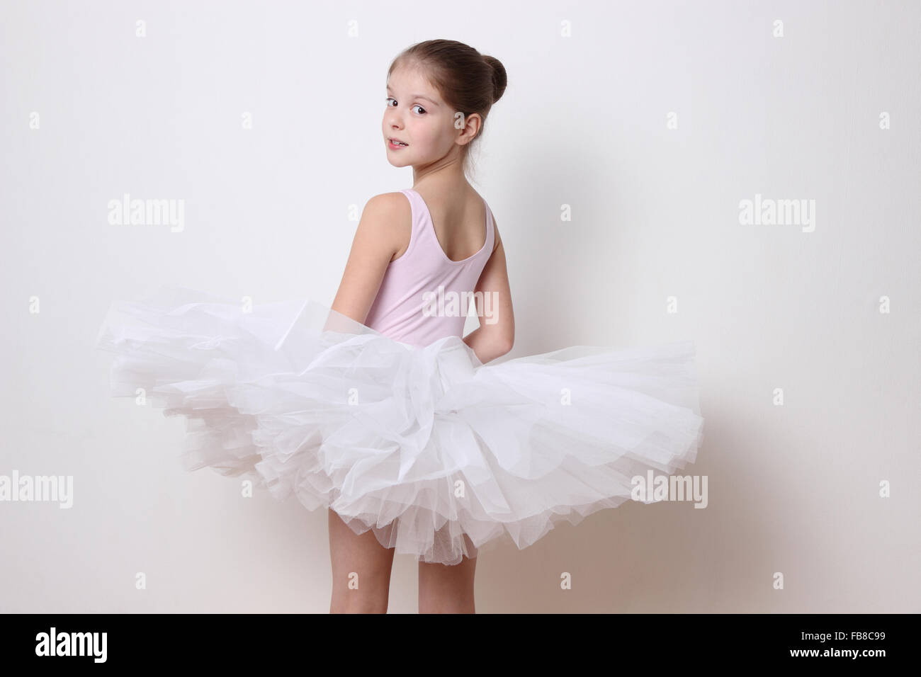 kleine Ballerina im Studio posieren vor der Kamera Stockfoto