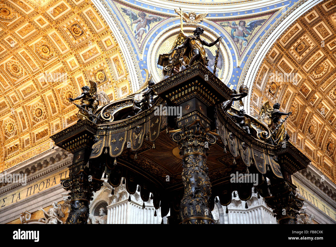 Berninis Baldacchino in der Kathedrale von St. Peter im Vatikan. Stockfoto