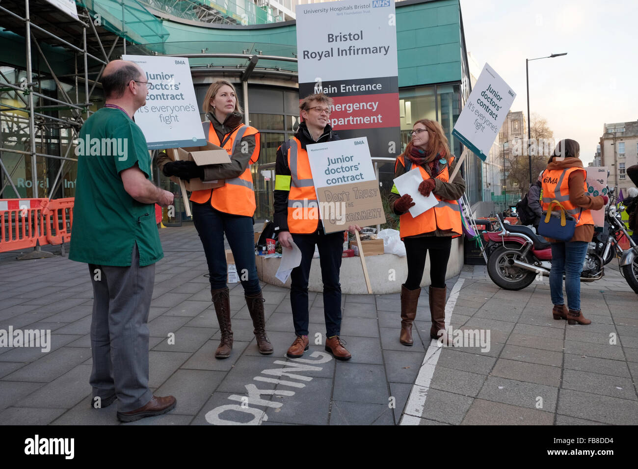 Bristol, UK. 12. Januar 2016. Streikposten sind außerhalb der Bristol Royal Infirmary am Tag abgebildet, die Junior Ärzte streikten, über vorgeschlagene neue Verträge zu protestieren. Bildnachweis: Lynchpics/Alamy Live-Nachrichten Stockfoto