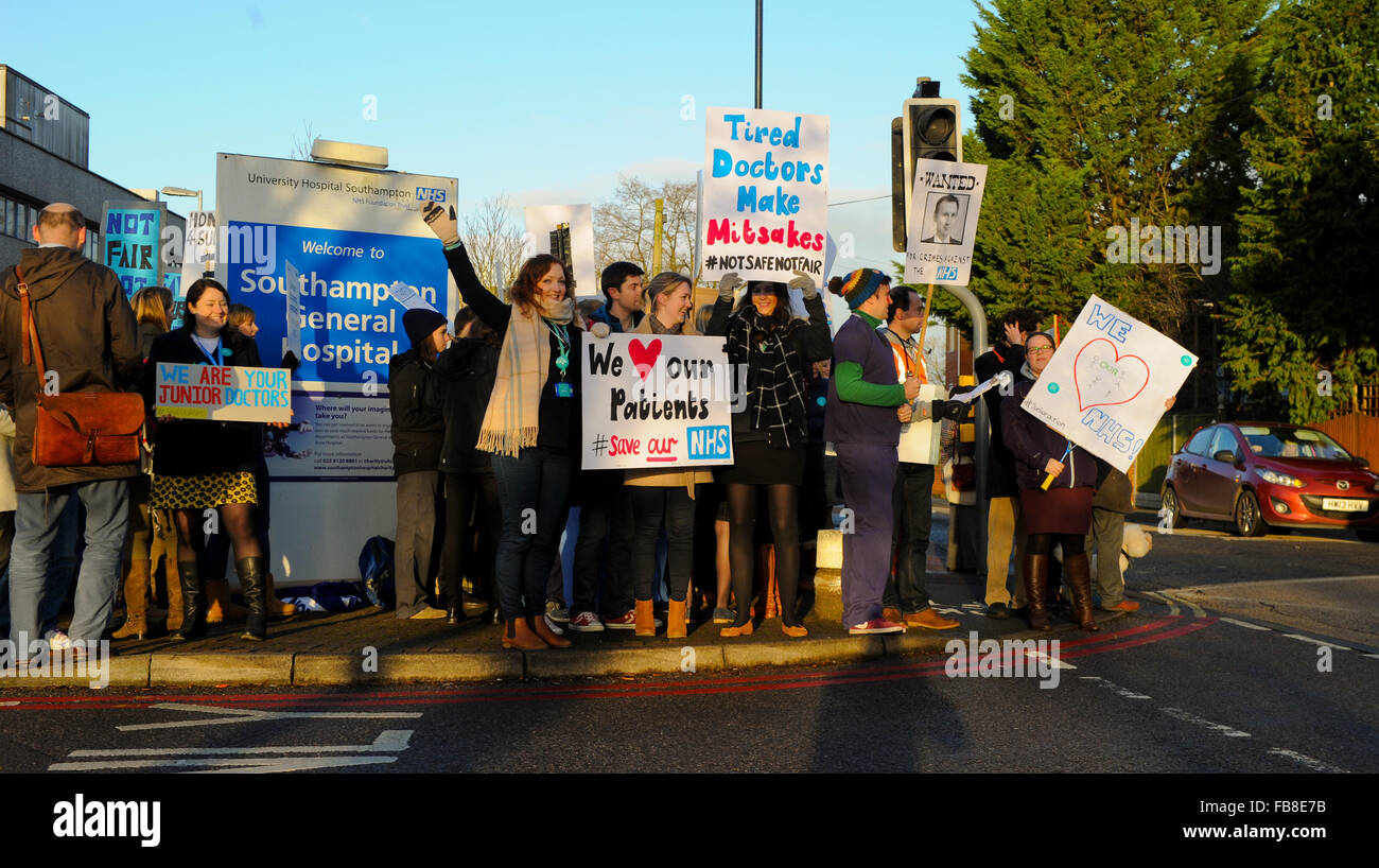 Southampton, UK. 12. Januar 2016. NHS-Ärzte beginnen Streiks und Streikposten vor dem Eingang Southampton General Hospital eingerichtet, wie sie Proteste gegen die vorgeschlagenen Änderungen der Regierung in Stunden beginnen und bezahlen.  Ärzte halten Sie Zeichen außerhalb Southampton allgemeines Krankenhaus Eingang und Signaltöne Unterstützung aus einige Treiber erhalten, wie sie das Krankenhausgelände eingeben. Bildnachweis: PBWPIX/Alamy Live-Nachrichten Stockfoto