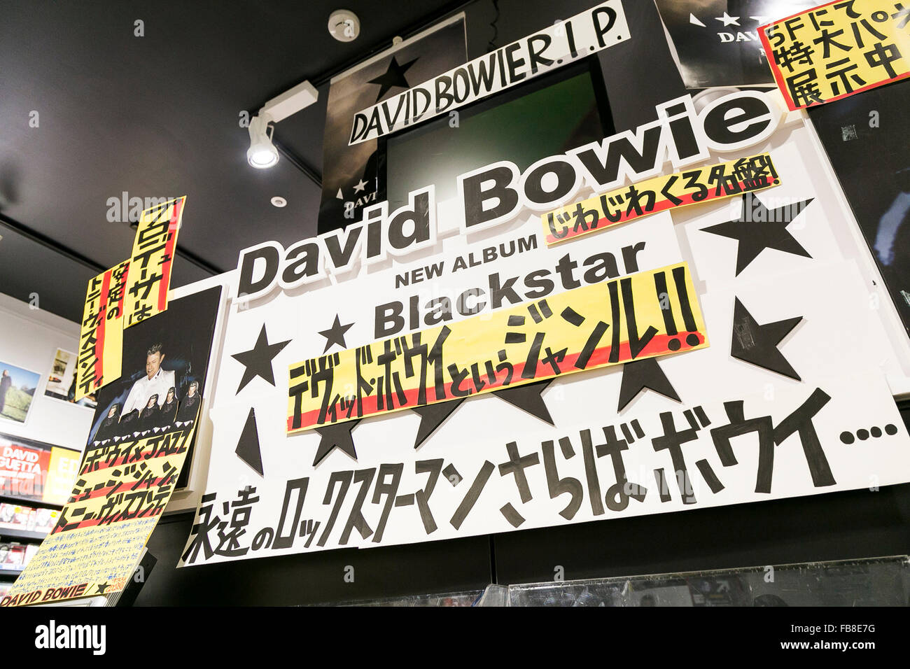 Tokio, Japan. 12. Januar 2016. Ein besonderer Abschnitt in eine Hommage von David Bowie zeigt eine Sammlung seiner CDs zum Verkauf an Tower Records in Shibuya auf 12. Januar 2016, Tokio, Japan. Tower Records erstellt einen speziellen Abschnitt für die britische Sängerin, Songwriter und Schauspieler David Bowie, am 10. Januar 2016 im Alter von 69 Jahren an Krebs gestorben. Seine kürzlich erschienene Album Blackstar ist jetzt in Japan ausverkauft. Bildnachweis: Rodrigo Reyes Marin/AFLO/Alamy Live-Nachrichten Stockfoto