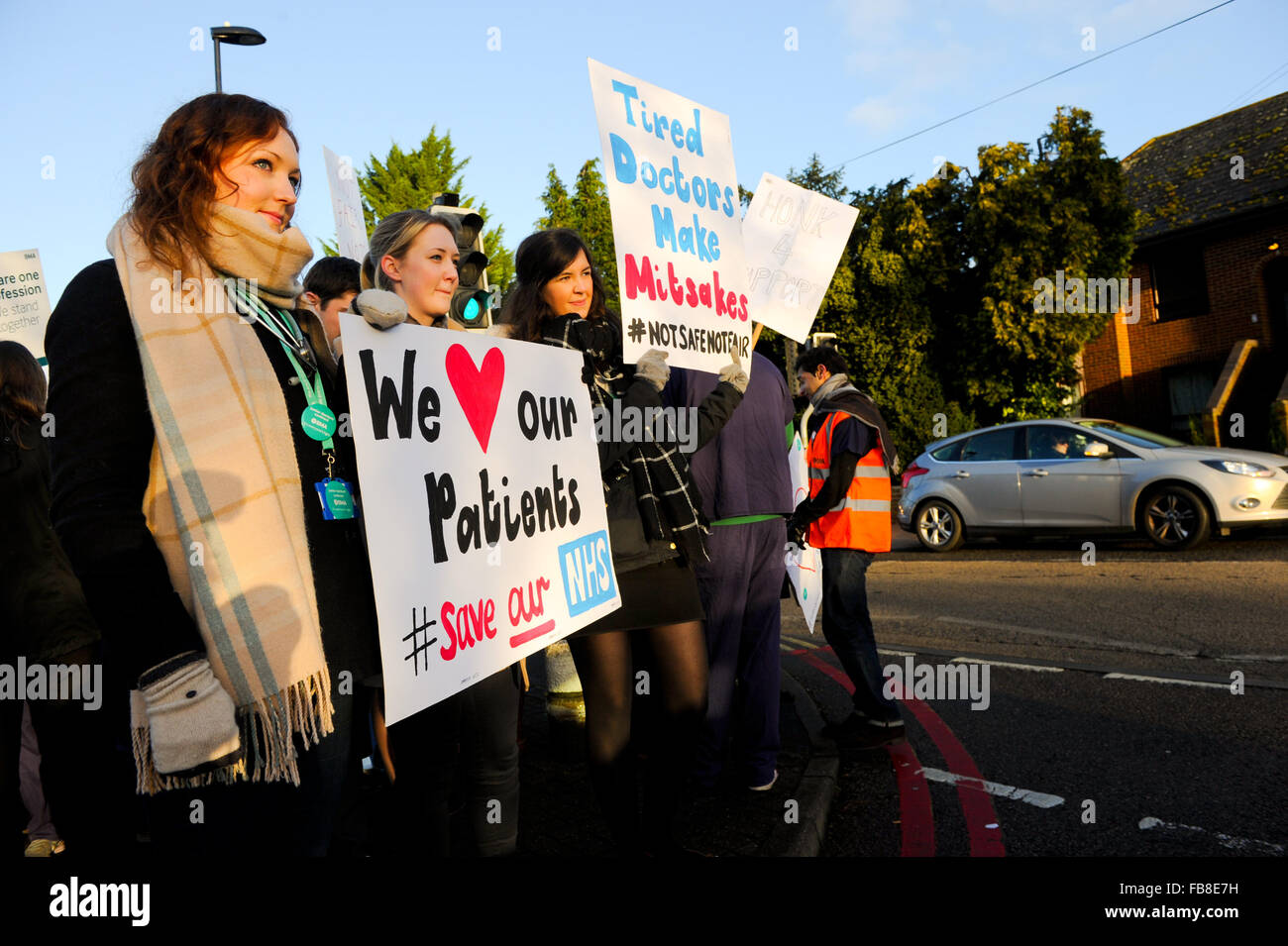 Southampton, UK. 12. Januar 2016. NHS-Ärzte beginnen Streiks und Streikposten vor dem Eingang Southampton General Hospital eingerichtet, wie sie Proteste gegen die vorgeschlagenen Änderungen der Regierung in Stunden beginnen und bezahlen.  Ärzte halten Sie Zeichen außerhalb Southampton allgemeines Krankenhaus Eingang und Signaltöne Unterstützung aus einige Treiber erhalten, wie sie das Krankenhausgelände eingeben. Bildnachweis: PBWPIX/Alamy Live-Nachrichten Stockfoto