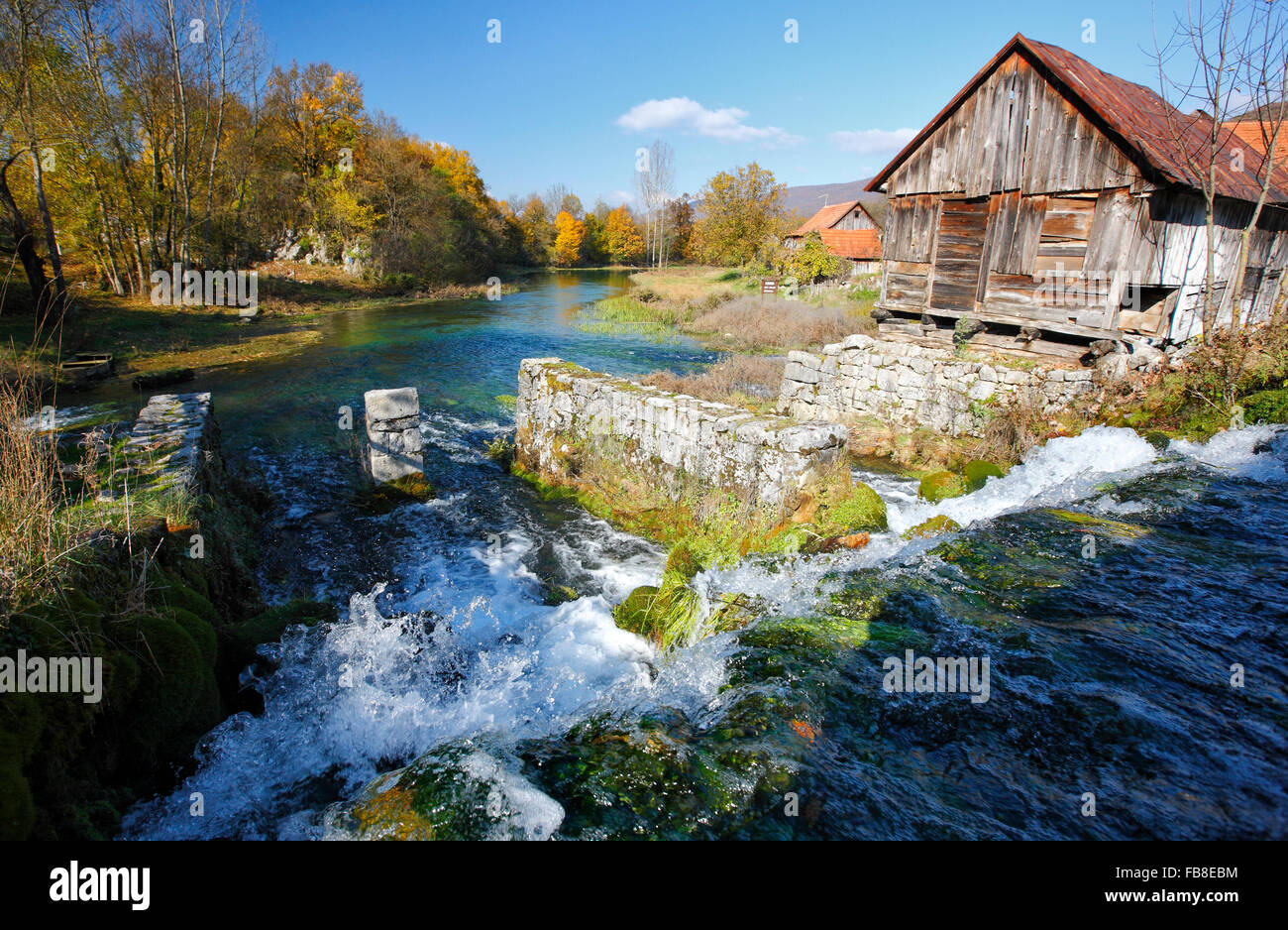 Alte Mühle am Fluss Gacka in Lika (Majerovo Vrilo), Kroatien. Stockfoto