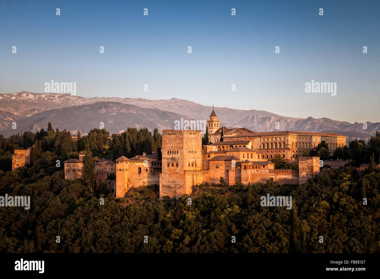 Blick auf den Alhambra Palast mit der Sierra Nevada im Hintergrund in Granada, Spanien Stockfoto