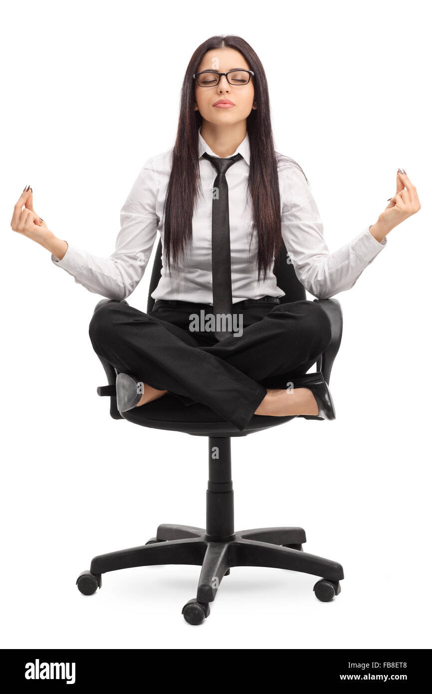 Vertikale Schuss eine junge schöne Geschäftsfrau Meditation sitzend auf einem Bürostuhl isoliert auf weißem Hintergrund Stockfoto