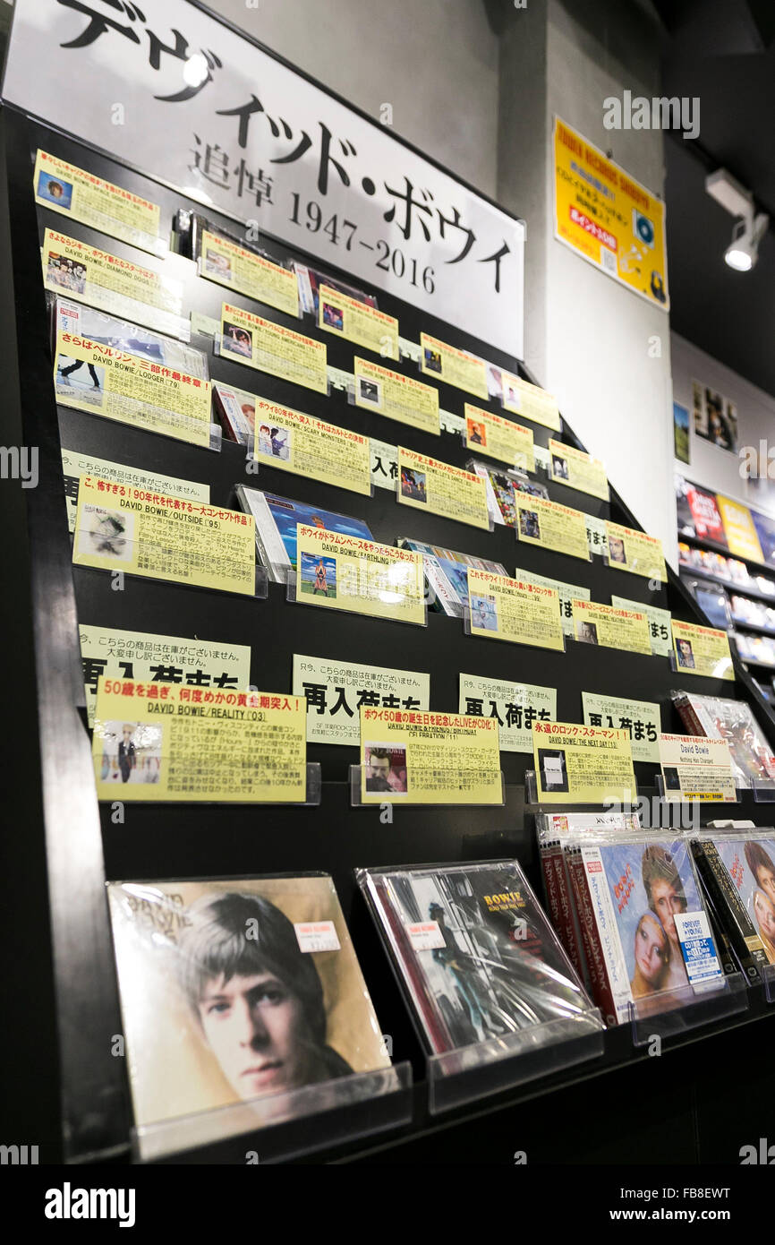 Tokio, Japan. 12. Januar 2016. Ein besonderer Abschnitt in eine Hommage von David Bowie zeigt eine Sammlung seiner CDs zum Verkauf an Tower Records in Shibuya auf 12. Januar 2016, Tokio, Japan. Tower Records erstellt einen speziellen Abschnitt für die britische Sängerin, Songwriter und Schauspieler David Bowie, am 10. Januar 2016 im Alter von 69 Jahren an Krebs gestorben. Seine kürzlich erschienene Album Blackstar ist jetzt in Japan ausverkauft. Bildnachweis: Rodrigo Reyes Marin/AFLO/Alamy Live-Nachrichten Stockfoto