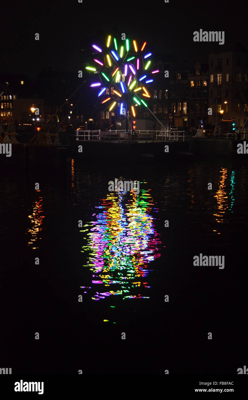 Kunst-Installation von einem Kanal im Dunkeln bei Amsterdam Light Festival 2014 reflektiert Licht Stockfoto