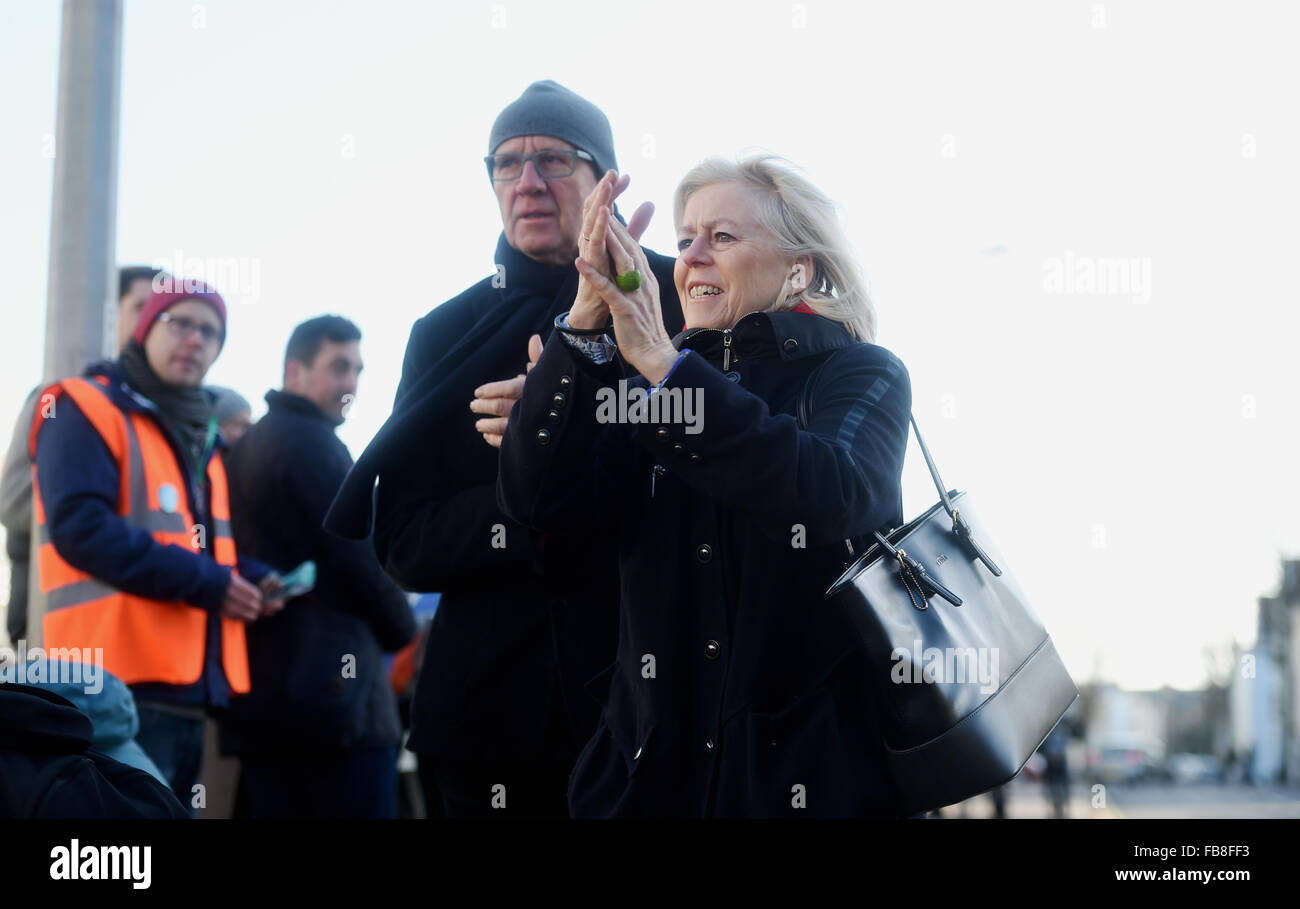 Brighton UK 12. Januar 2016 - Passanten durch applaudieren die Ärzte streiken außerhalb der Royal Sussex County Hospital in Brighton heute wie sie der nationalen Aktionstag gegen die Regierung Kürzungen und Änderungen mit ihrer Arbeit verbinden Bedingungen Credit: Simon Dack/Alamy Live News Stockfoto