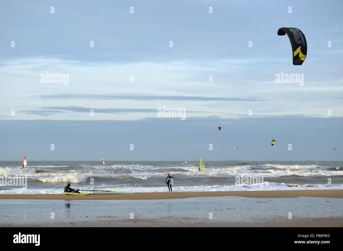 Kite-Surfer und Windsurfer am Strand von Scheveningen, Niederlande Stockfoto