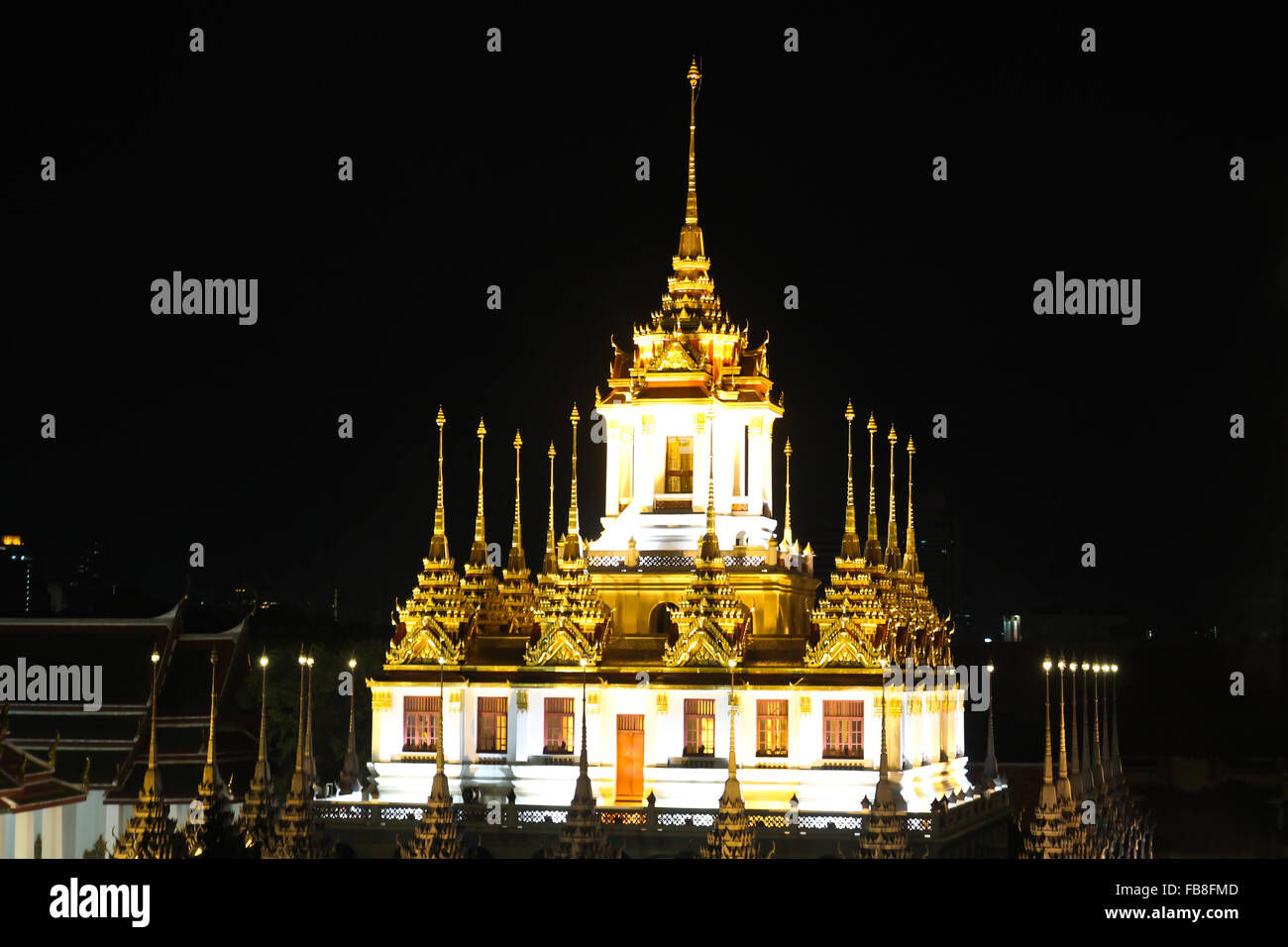 Loha Prasat Metall Palast bei Nacht in Bangkok, Thailand. Stockfoto