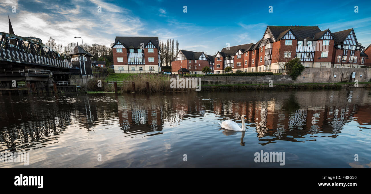 Neu mock Tudor Gehäuse entlang des Flusses Weaver mit dem Hayhurst elektrische Drehbrücke in Northwich, Cheshire, Großbritannien entwickelt wurde. Stockfoto