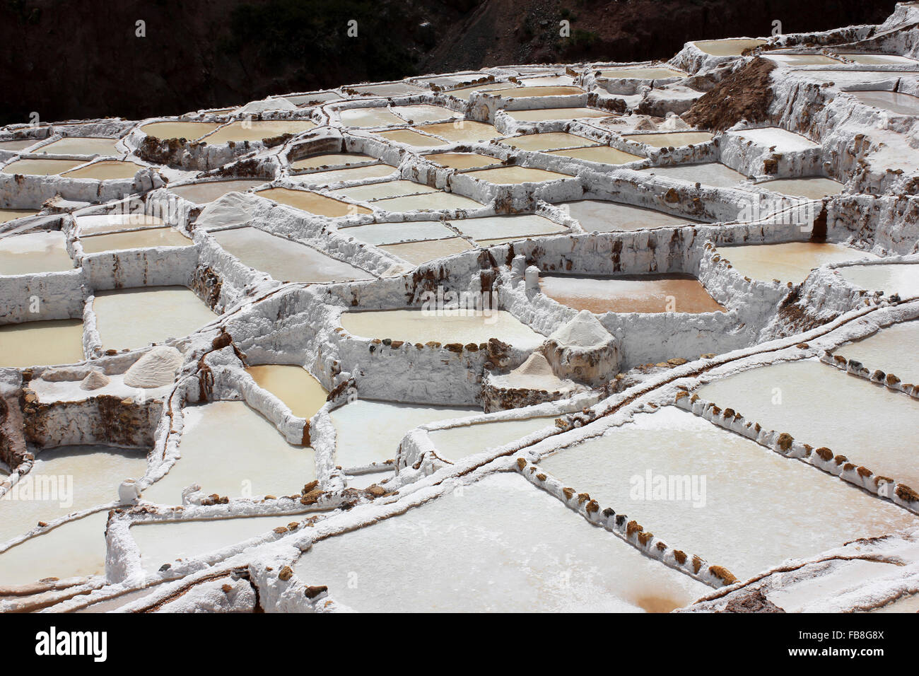 Salinas de Maras Salz Verdampfung Teichen entlang der Hänge des Berges Qaqawiñay, in der Urumbamba Tal, Region Cusco, Peru Stockfoto