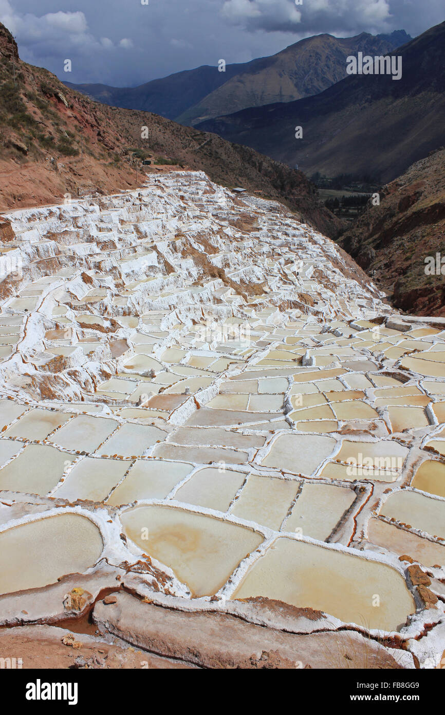 Salinas de Maras Salz Verdampfung Teichen entlang der Hänge des Berges Qaqawiñay, in der Urumbamba Tal, Region Cusco, Peru Stockfoto